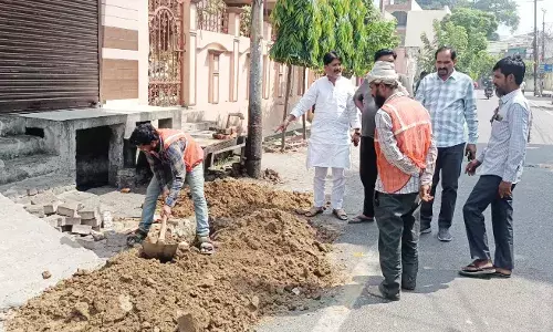 चेयरपर्सन आवास के सामने खोद दी सड़क, भड़के सभासद