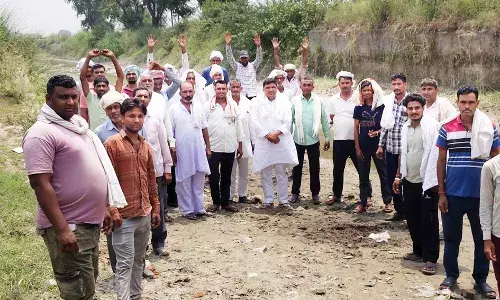 तपती धूप के बीच सूखी नहर में खड़े होकर किसानों ने किया प्रदर्शन
