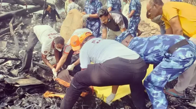 Ahmedabad Plane Crash- ‘किसी के बचने की उम्मीद नहीं’ – पुलिस कमिश्नर, फ्लाइट में थे 242 लोग सवार
