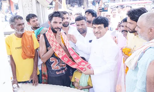शिव चौक पर मंत्री कपिल देव ने किया शिव भक्त का अभिनंदन