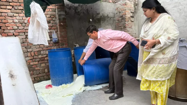 मुजफ्फरनगर में पनीर निर्माण इकाई पर छापा, 600 लीटर संदिग्ध दूध नष्ट