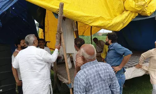 एक महीने से धरने पर बैठे ग्रामीणों के बीच पहुंचे सांसद हरेन्द्र मलिक
