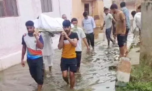 गंदे पानी से गुजरकर श्मशान घाट तक पहुंचने को मजबूर ग्रामीण