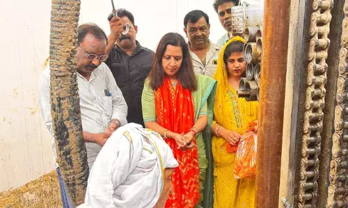 नवविस्तारित वार्ड 31 में पालिका अध्यक्ष मीनाक्षी स्वरूप ने शुरू कराया नलकूप निर्माण