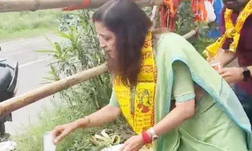 पालिकाध्यक्ष मीनाक्षी स्वरूप ने सड़क पर अपने हाथों से उठाया कूड़ा, दिया प्रेरक संदेश…देखें वीडियो!
