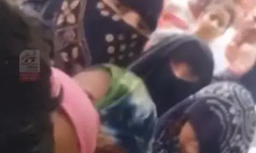 MUZAFFARNAGAR-खाद्यान्न की जगह ईंट-मिट्टी तौल रहा राशन डीलर, देखें वीडियो…….