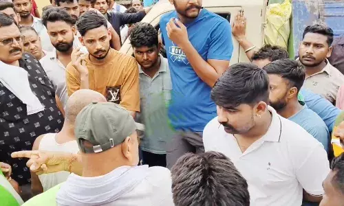 कूड़े के विरोध में सड़क पर उतरे लोग, एमआरफ सेंटर कराया बंद