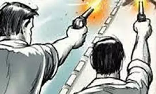 पहले इंस्टाग्राम पर दी धमकी, फिर घर आकर पिस्टल से की ताबड़तोड़ फायरिंग