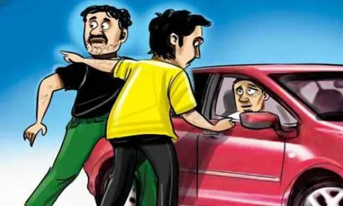 ढाबे पर खाना खाते रहे चाचा-भतीजा, ड्राईवर 13 लाख लेकर हुआ फरार