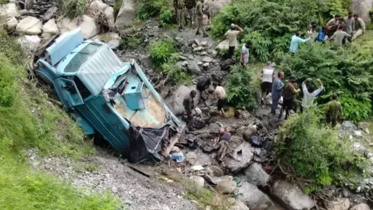 सीआरपीएफ जवानों से भरी बस 200 फीट गहरी खाई में गिरी, 3 बलिदान, 15 घायल