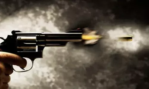 संदिग्ध परिस्थितियों में युवक को लगी गोली, पुलिस जांच में जुटी