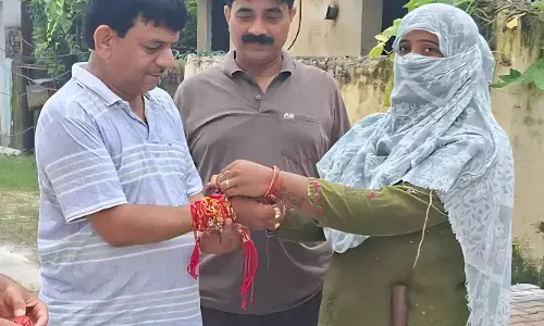 रक्षाबंधन पर शहर भ्रमण पर निकले मंत्री कपिल देव ने बहनों से बंधवाई राखी