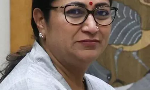 दिल्ली की राजनीति में बुधवार सुबह बड़ा हंगामा